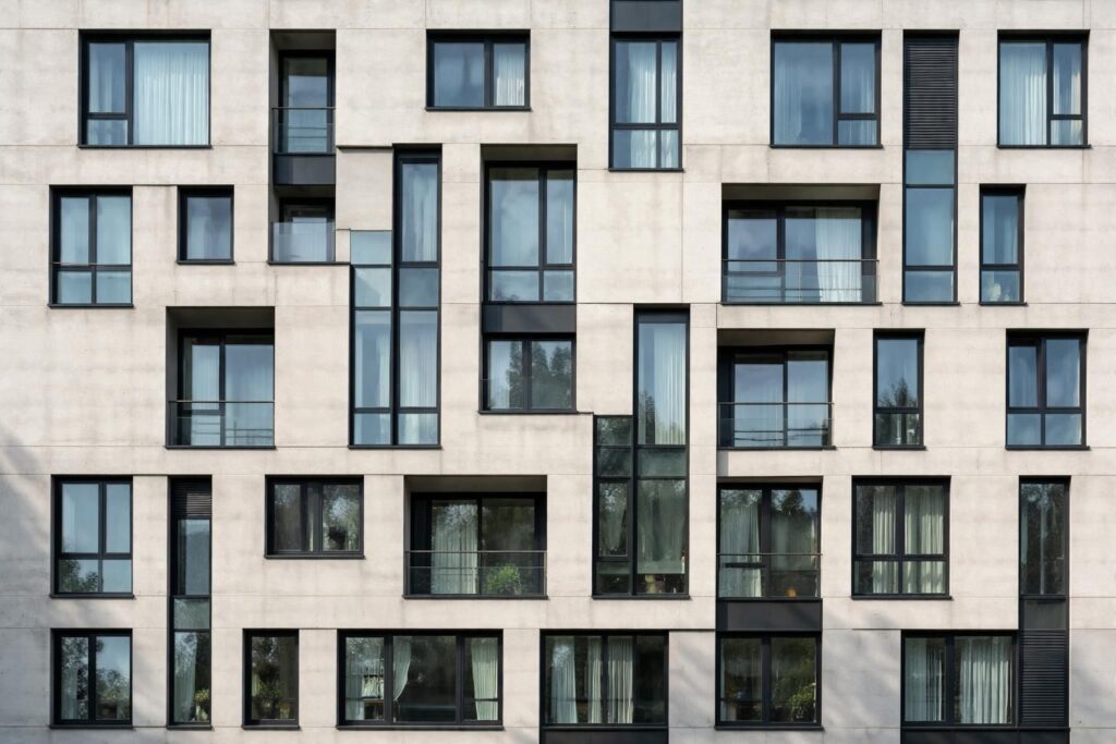 découvrez comment gérer les contraintes d’alignement des fenêtres en façade pour optimiser l’esthétique et la fonctionnalité de vos bâtiments.