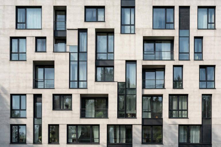découvrez comment gérer les contraintes d’alignement des fenêtres en façade pour optimiser l’esthétique et la fonctionnalité de vos bâtiments.
